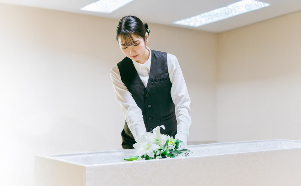 熊谷市小さい葬儀受付センターが白い花を棺に丁寧に飾る熊谷市 直葬の準備風景