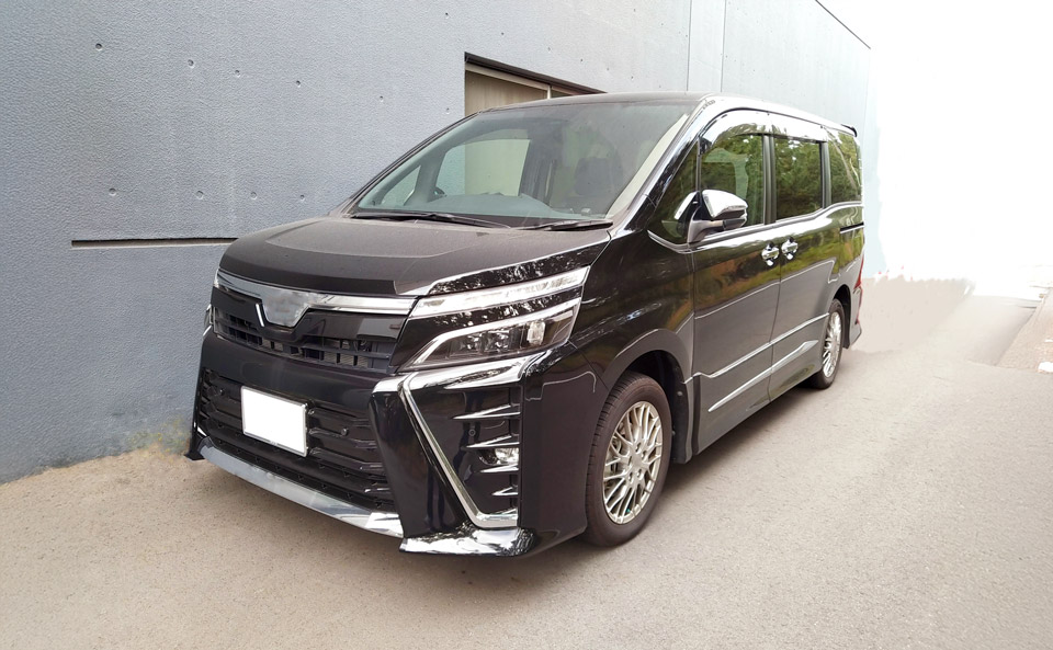熊谷市小さい葬儀受付センターの黒い搬送車が施設前で到着待ちしている、熊谷市 直葬対応車両
